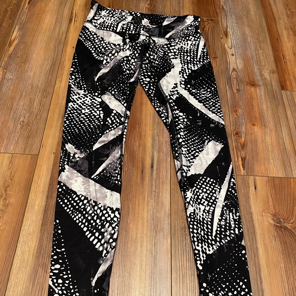 Black and white Lululemon Leggings
